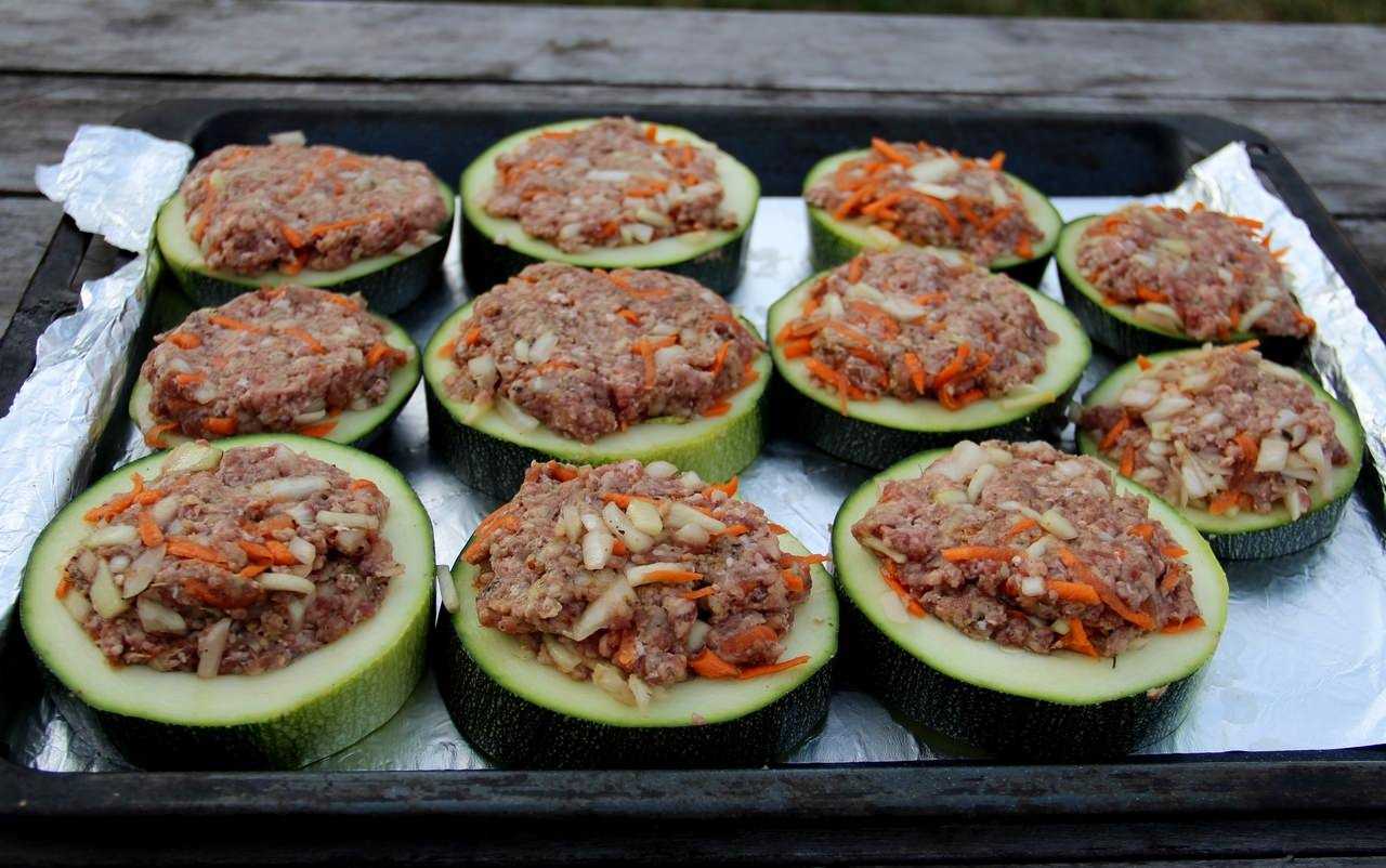 Запеченные фаршированные кабачки: 8 вкусных рецептов в духовке