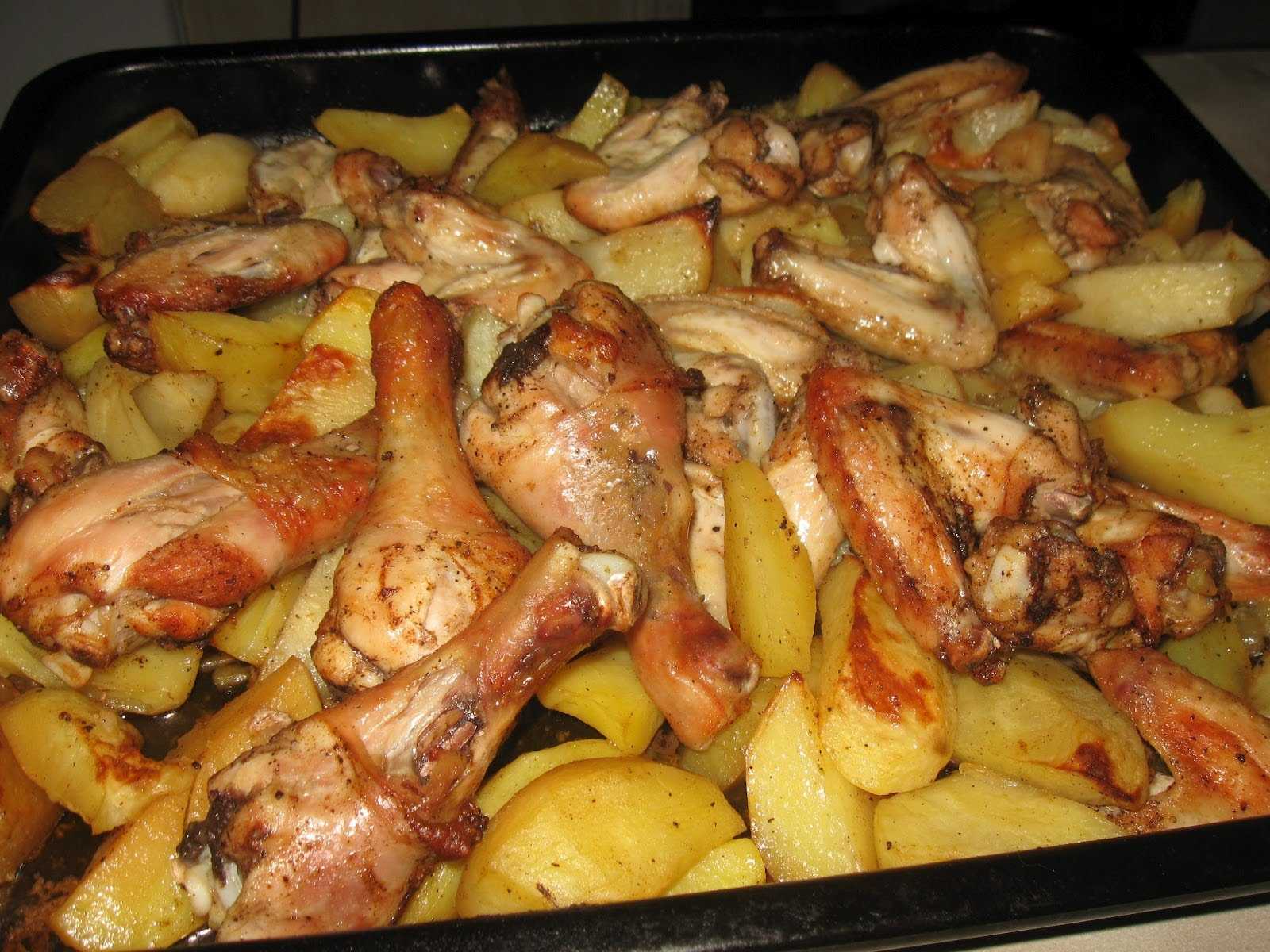 Курица с картошкой в духовке – самые вкусные рецепты
