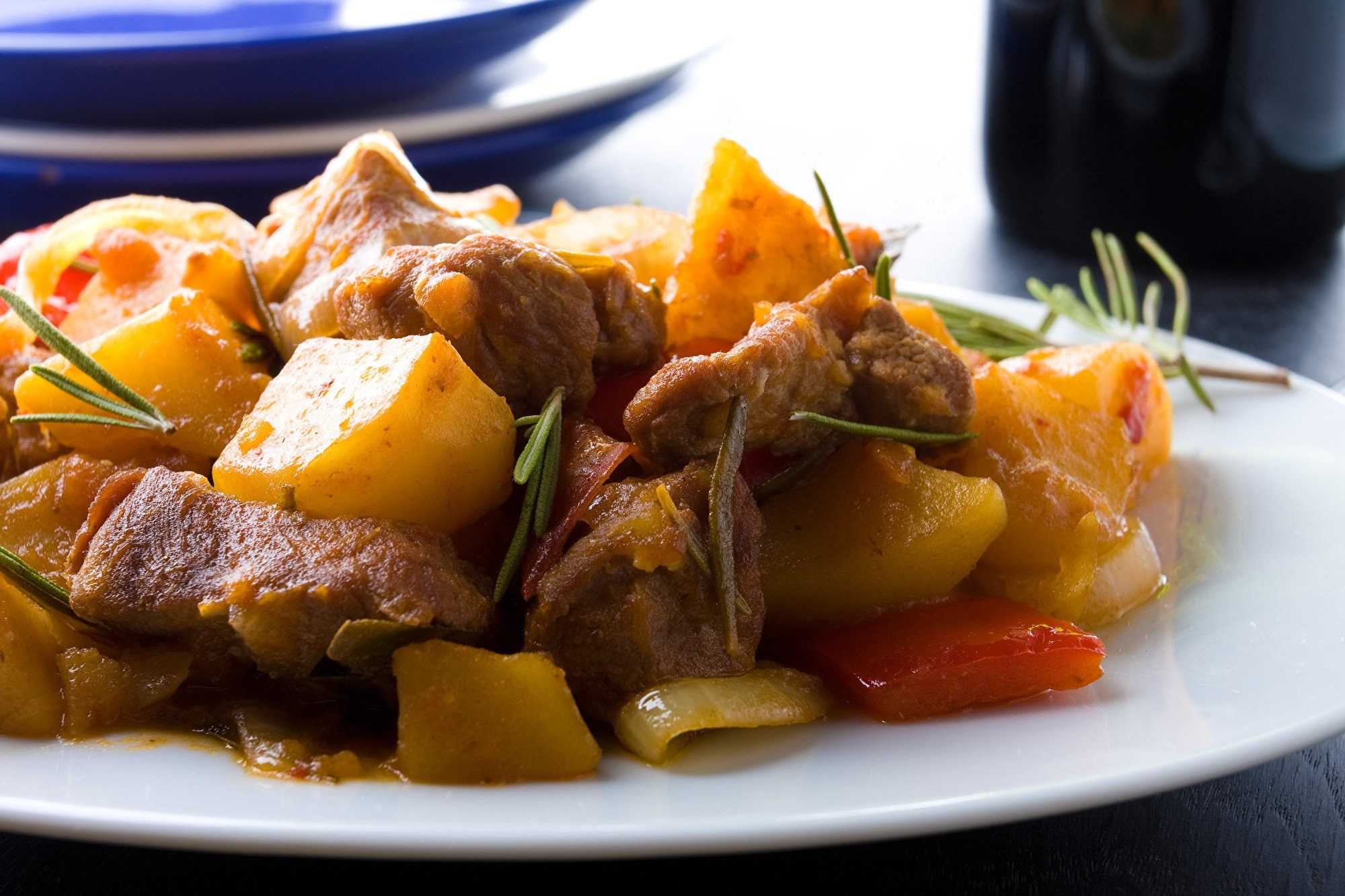 Гуляш, как в школе. гуляш с подливкой и картофельным пюре, как в садике. | школа красоты