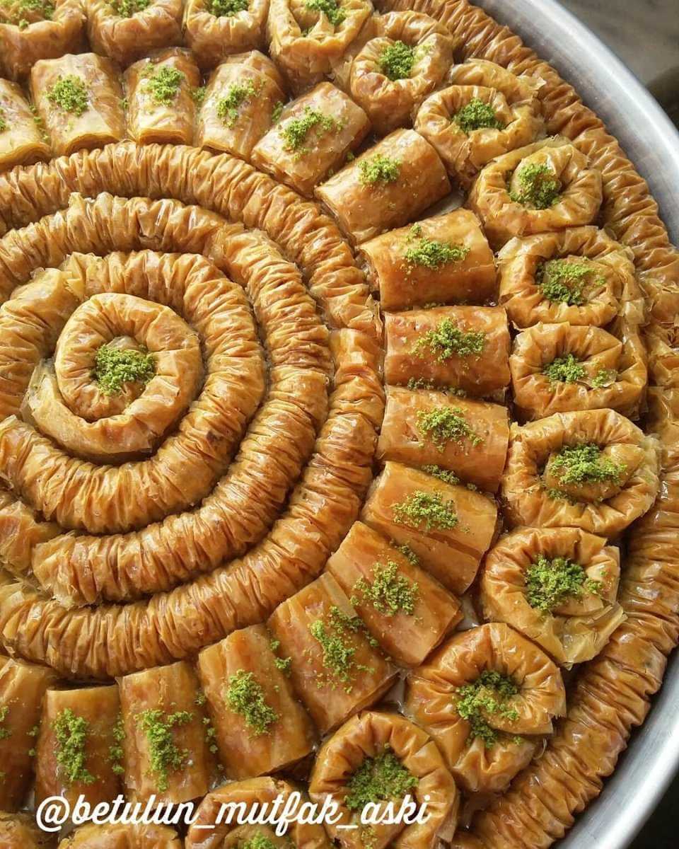 Готовим армянскую пахлаву в домашних условиях: вкуснейший рецепт из готового слоеного теста с фото
