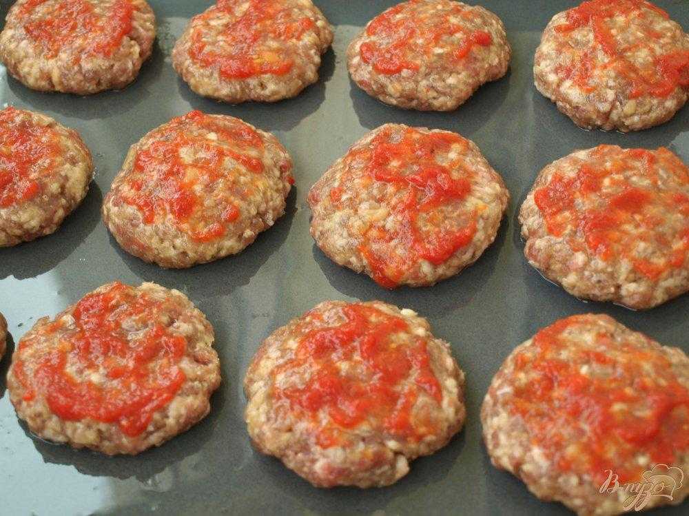 Котлеты, запечённые в духовке с помидорами - 7 пошаговых фото в рецепте