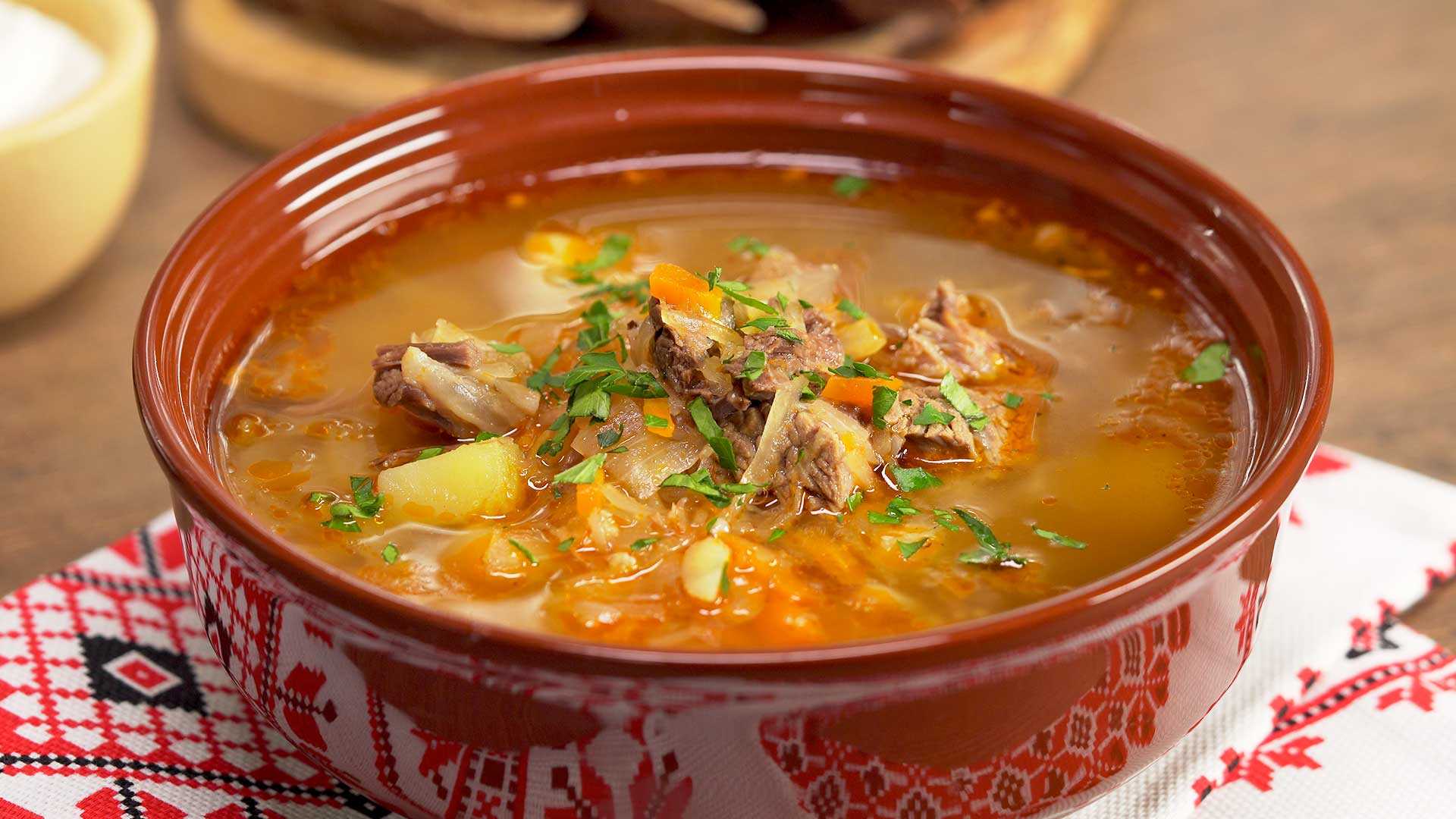 Щи из квашеной капусты в мультиварке, с мясом и постные