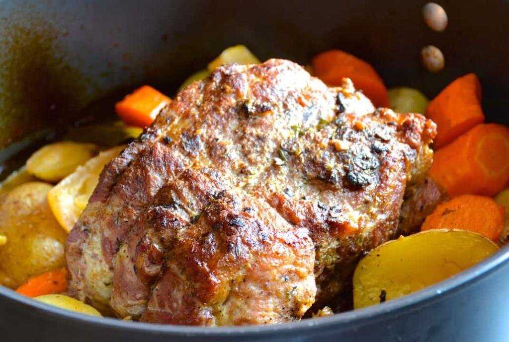 Свинина, приготовленная целым куском в мультиварке