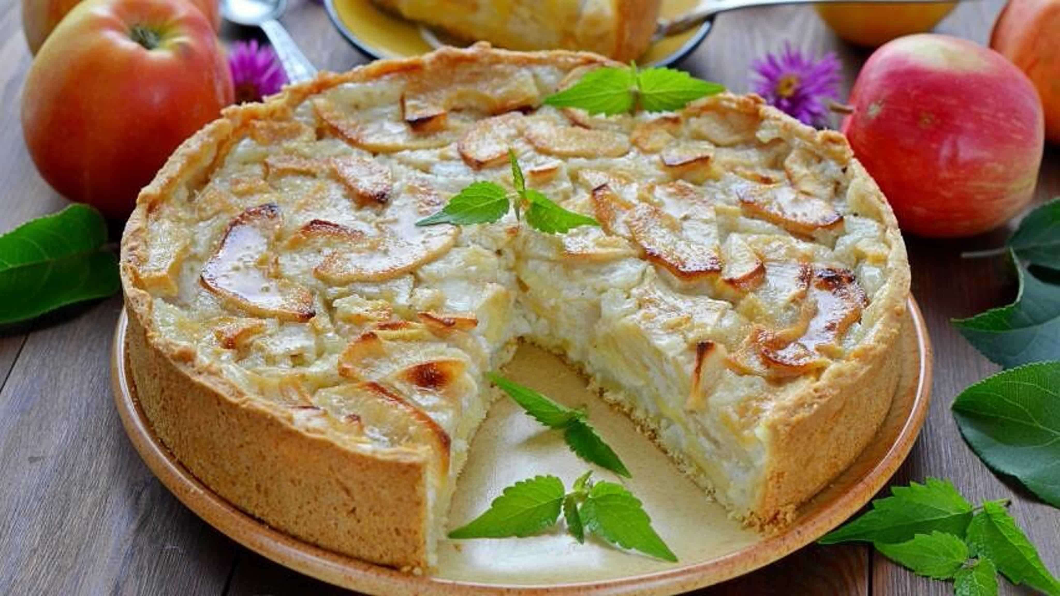 Классическая пышная шарлотка с яблоками в духовке - 10 простых пошаговых рецептов