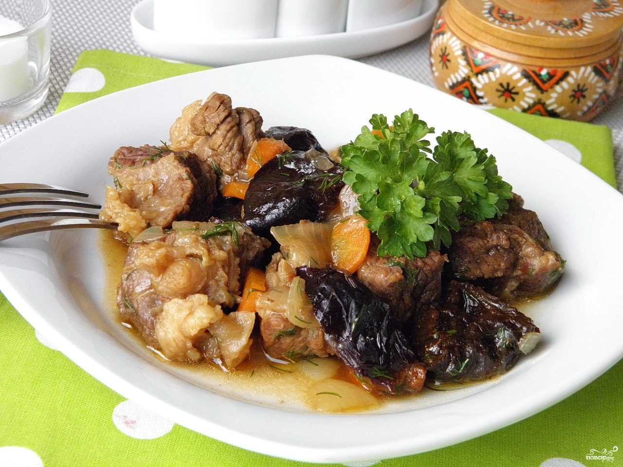 Мясо с черносливом в мультиварке 