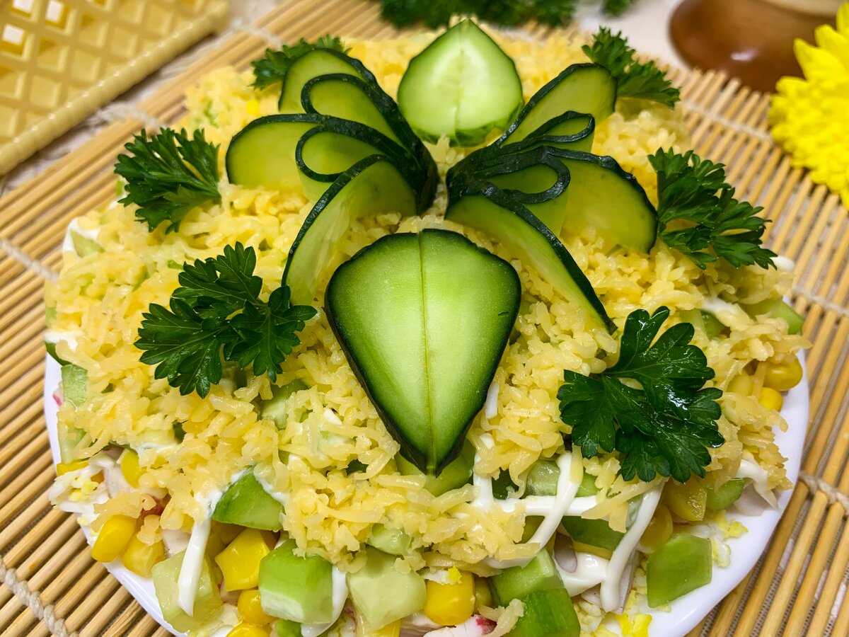Салат с крабовыми палочками и помидорами 10 лучших рецептов (435.5 ккал)