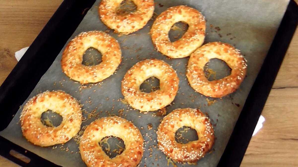 Творожно-сырные колечки с кунжутом в духовке - 14 пошаговых фото в рецепте