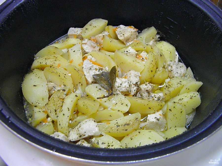 Куриные грудки кусочками приготовленные в мультиварке
