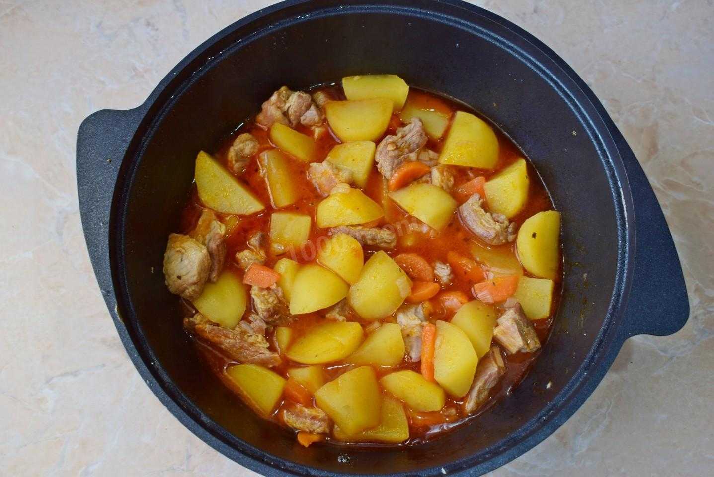Свиные ребра, тушенные с овощами и зеленью