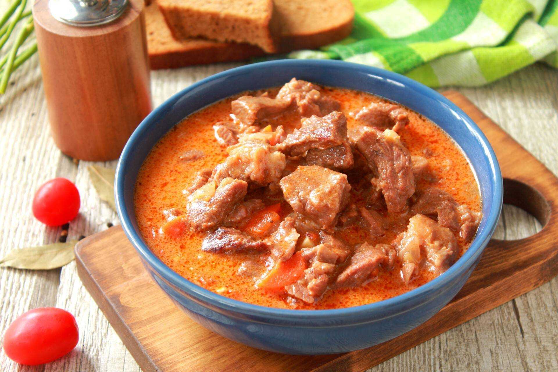 Рецепт вкусного гуляша из говядины с подливкой в мультиварке