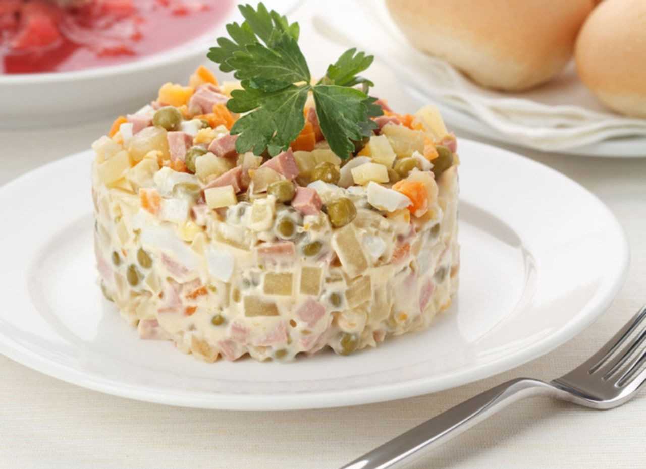 Оливье с колбасой: 7 очень вкусных салатов по классическим рецептам