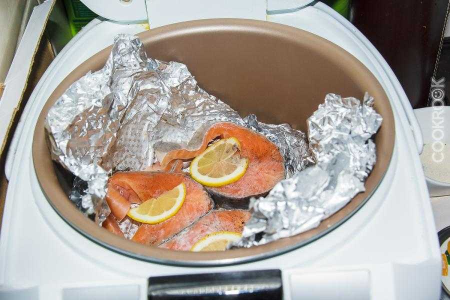 Рыба (минтай) с луком, морковью и сметаной в мультиварке