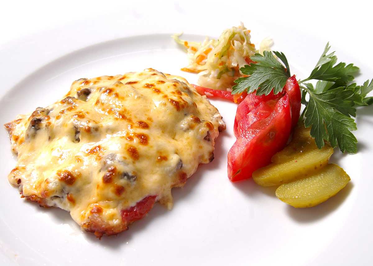 Мясо по-французски – классическое блюдо из свинины, запеченное в духовке (самые вкусные рецепты)