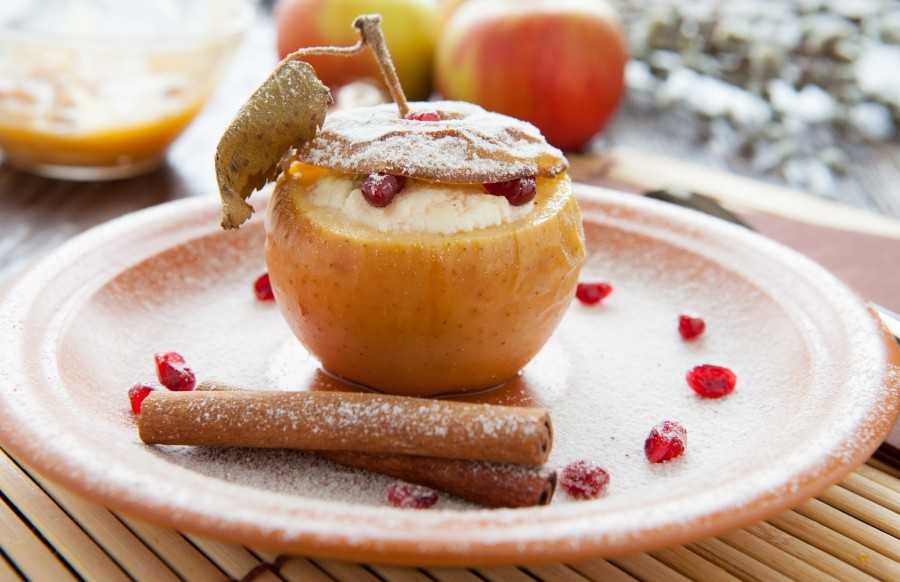 Простые и вкусные рецепты яблок, запеченных в духовке, с творогом
