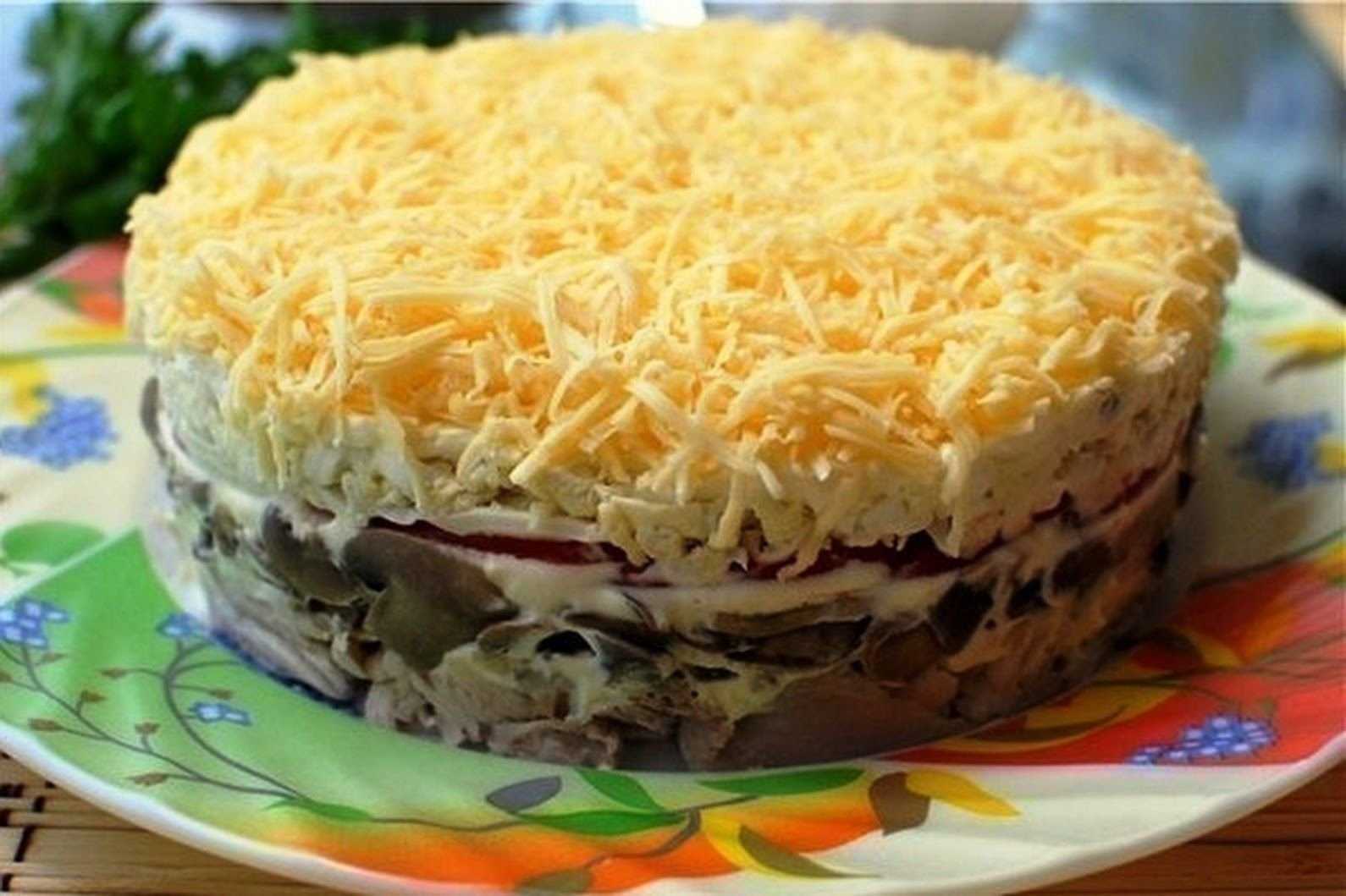 Как приготовить салат с копченой курицей и жареными шампиньонами