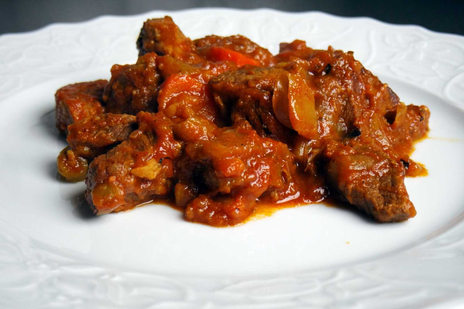 Поджарка из свинины - как вкусно приготовить с подливкой на сковороде по рецептам с фото