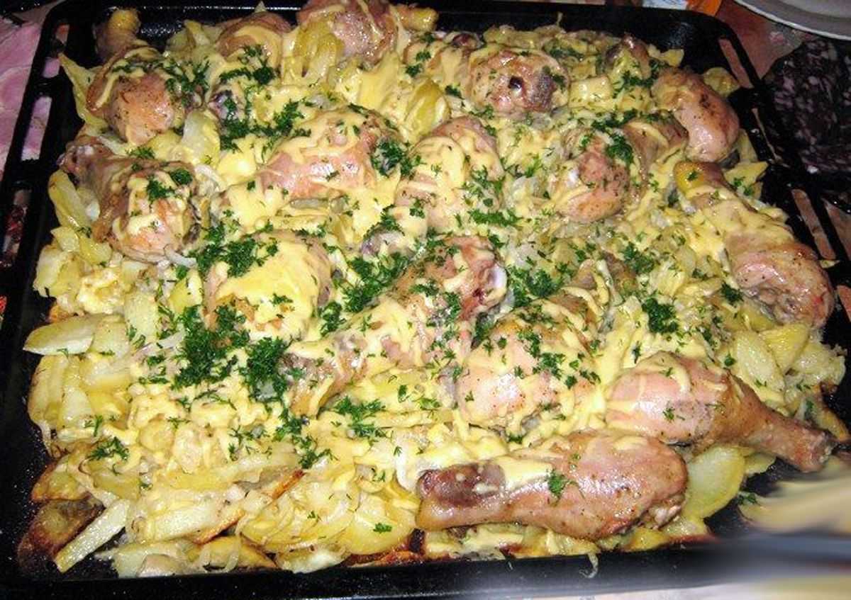 Картошка в духовке с курицей и грибами: 5 вкусных рецептов