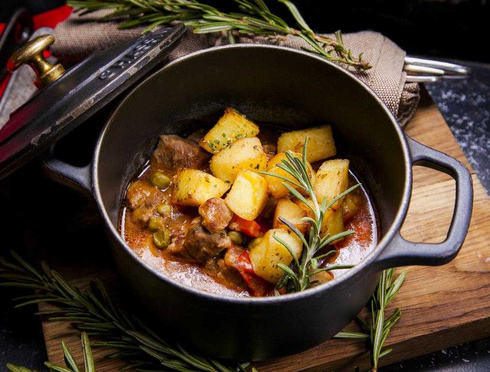 Картофель с мясом в духовке: 5 простых и вкусных рецептов