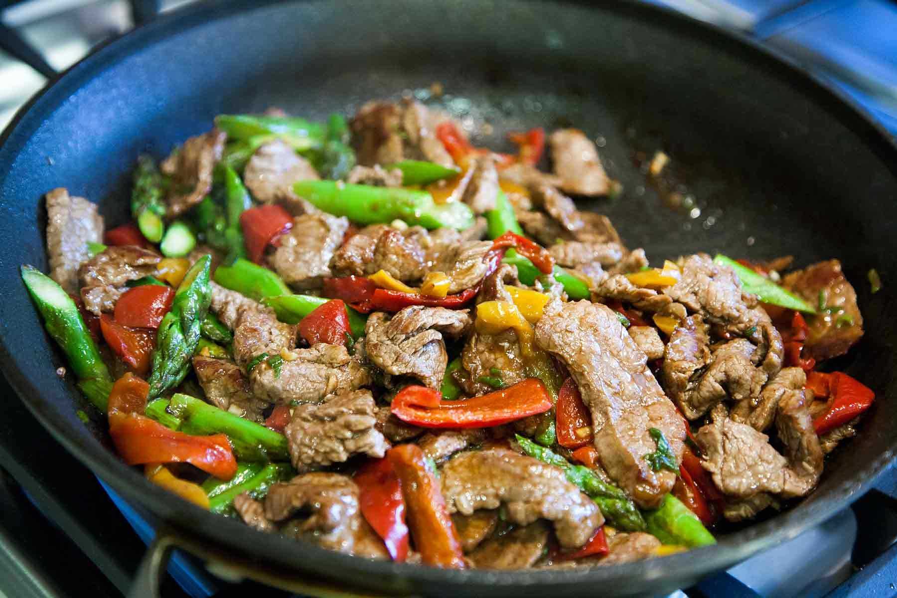 Мясо по-французски – классическое блюдо из свинины, запеченное в духовке (самые вкусные рецепты)