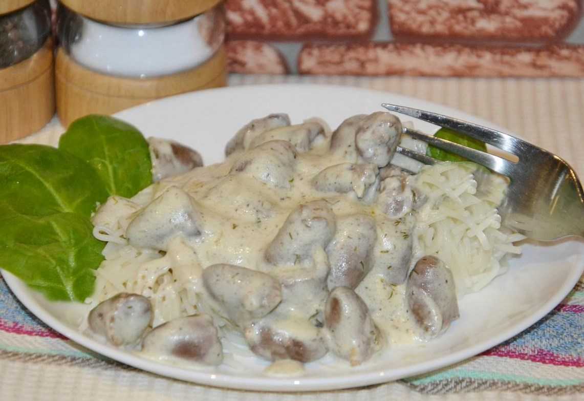 Сердечки куриные тушеные в сметане с овощами и шампиньонами - рецепт с фото пошагово