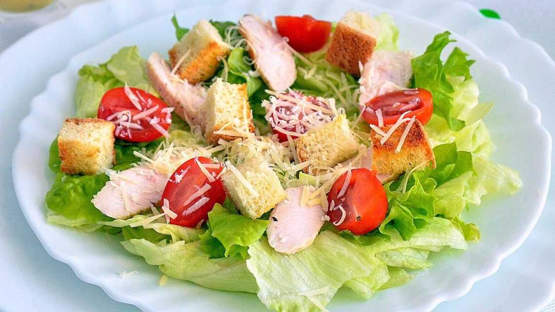 Салат цезарь с курицей
