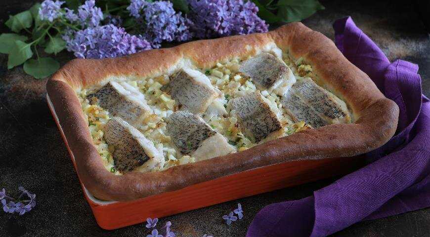 Пирог с солеными огурцами, зеленым луком и яйцами.