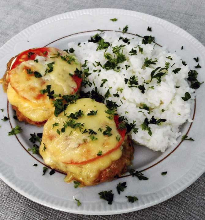 Котлеты с помидорами – рецепт вкусного и сочного блюда