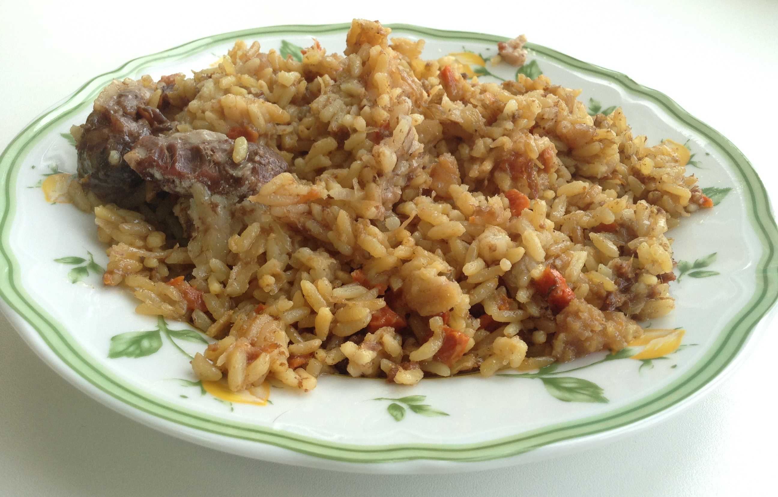 Рис с тушенкой – 7 простых и вкусных рецептов