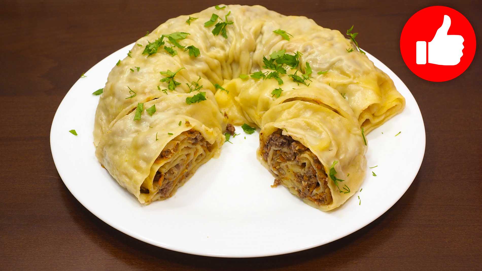 Манты на сковороде на овощной подушке с мясом и картошкой