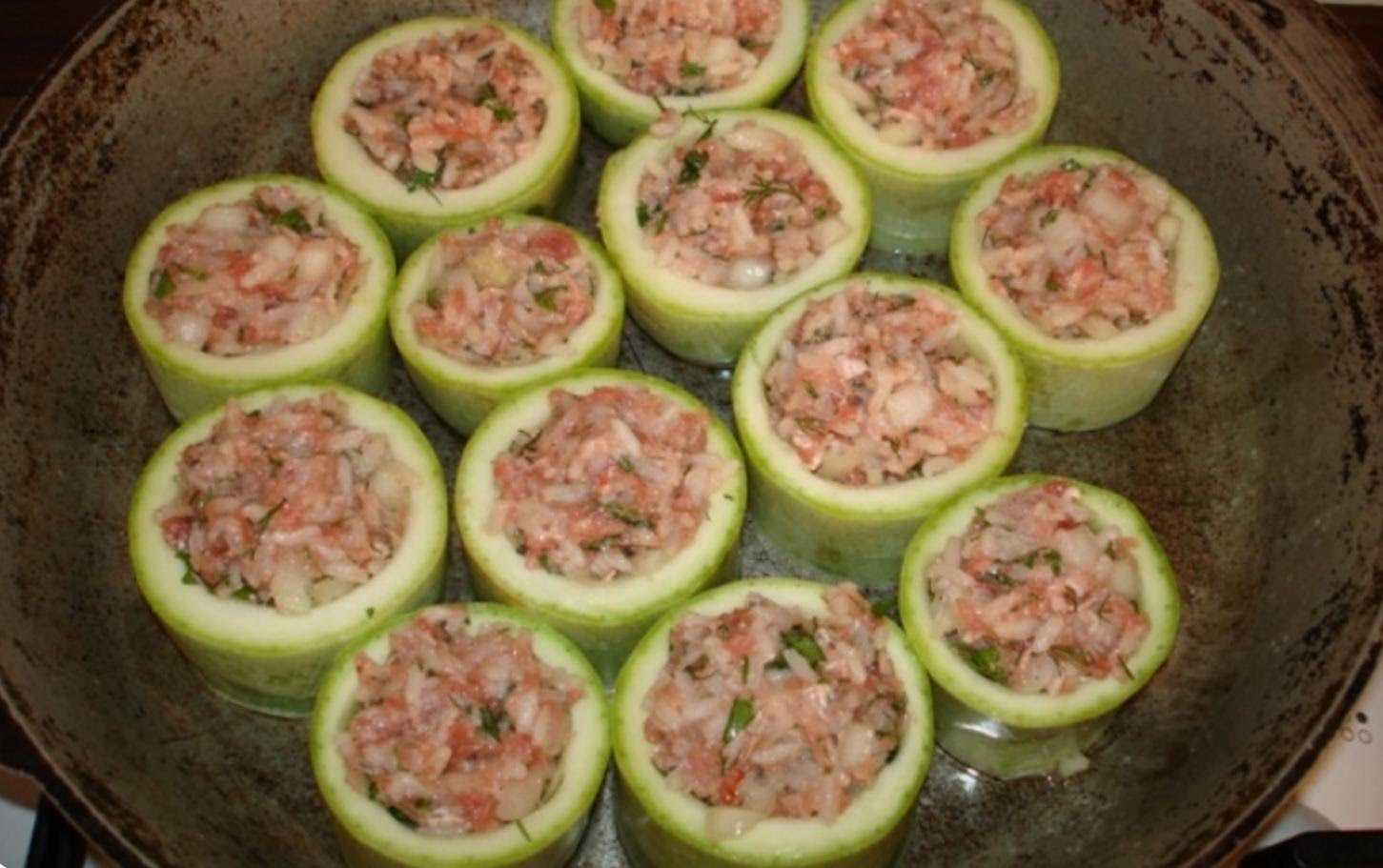 Кабачки фаршированные мясным фаршем и овощами в духовке