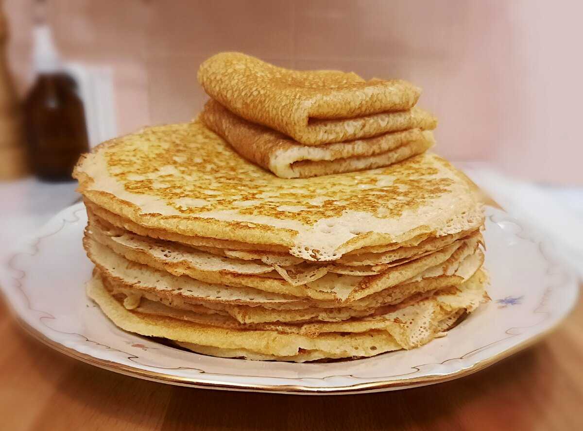 Дрожжевые блины на молоке с дырочками (4 рецепта)