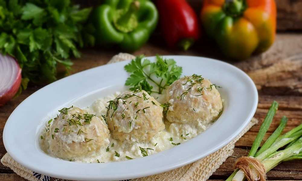 Тефтели с рисом и подливкой на сковороде — 3 рецепта