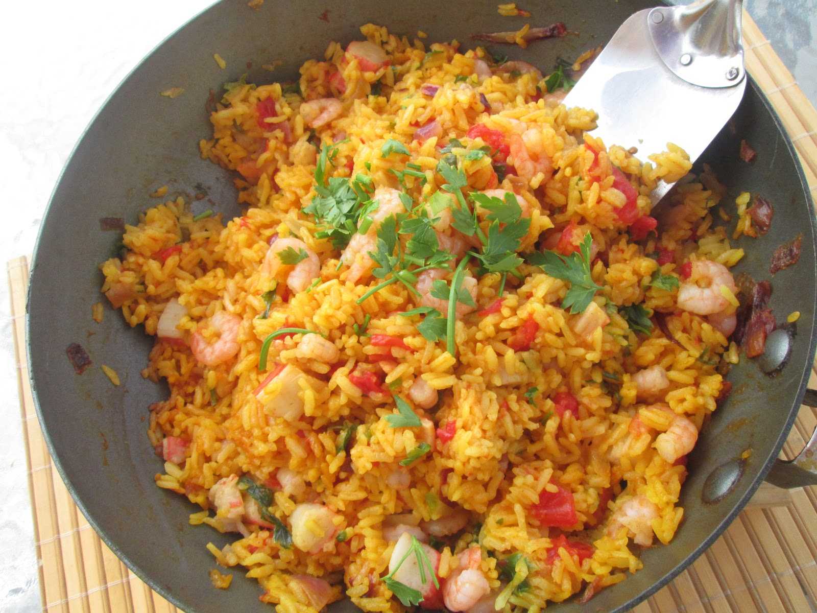 Паэлья в мультиварке (с курицей и морепродуктами) — классический рецепт с фото
