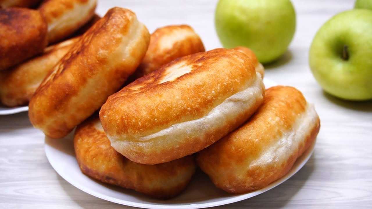Тонкие жареные пирожки с мясом.