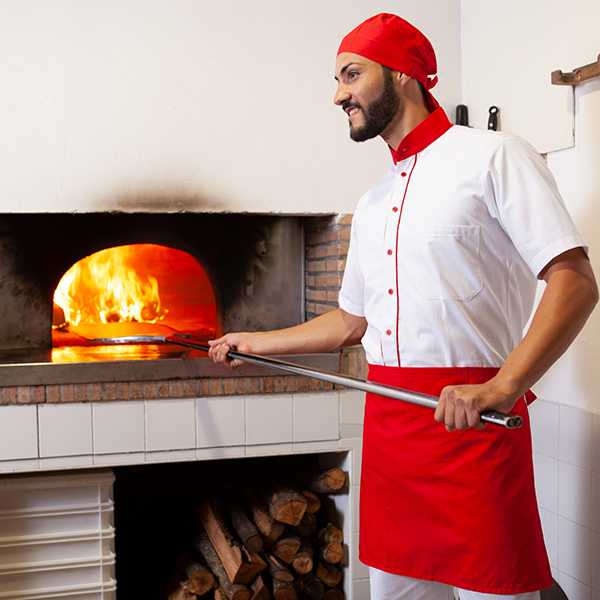 Пиццайоло - кто это? как называется человек, который готовит пиццу — повар в пиццерии.