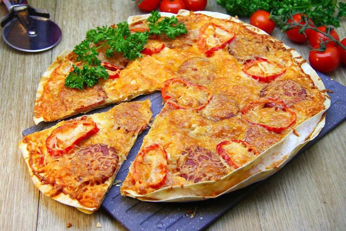 Пицца из лаваша в духовке - 8 рецептов с сыром, помидорами, ананасами, курицей