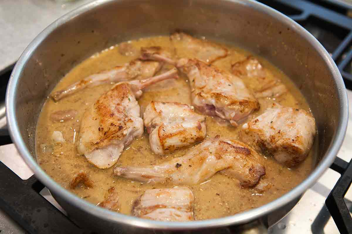 Нежный кролик, тушеный в мультиварке со сметаной и овощами