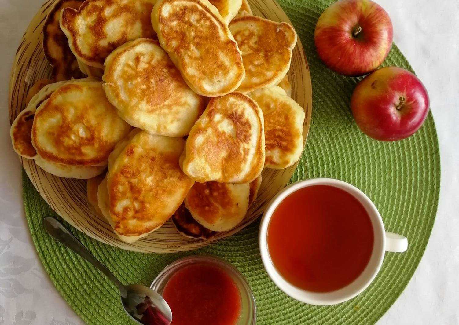 Пышные оладьи на кефире с яблоками - лучший пошаговый рецепт