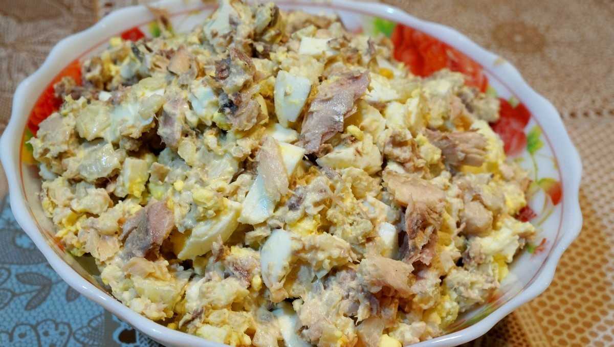 Как сделать салат из консервированной рыбы с картофелем: классический рецепт