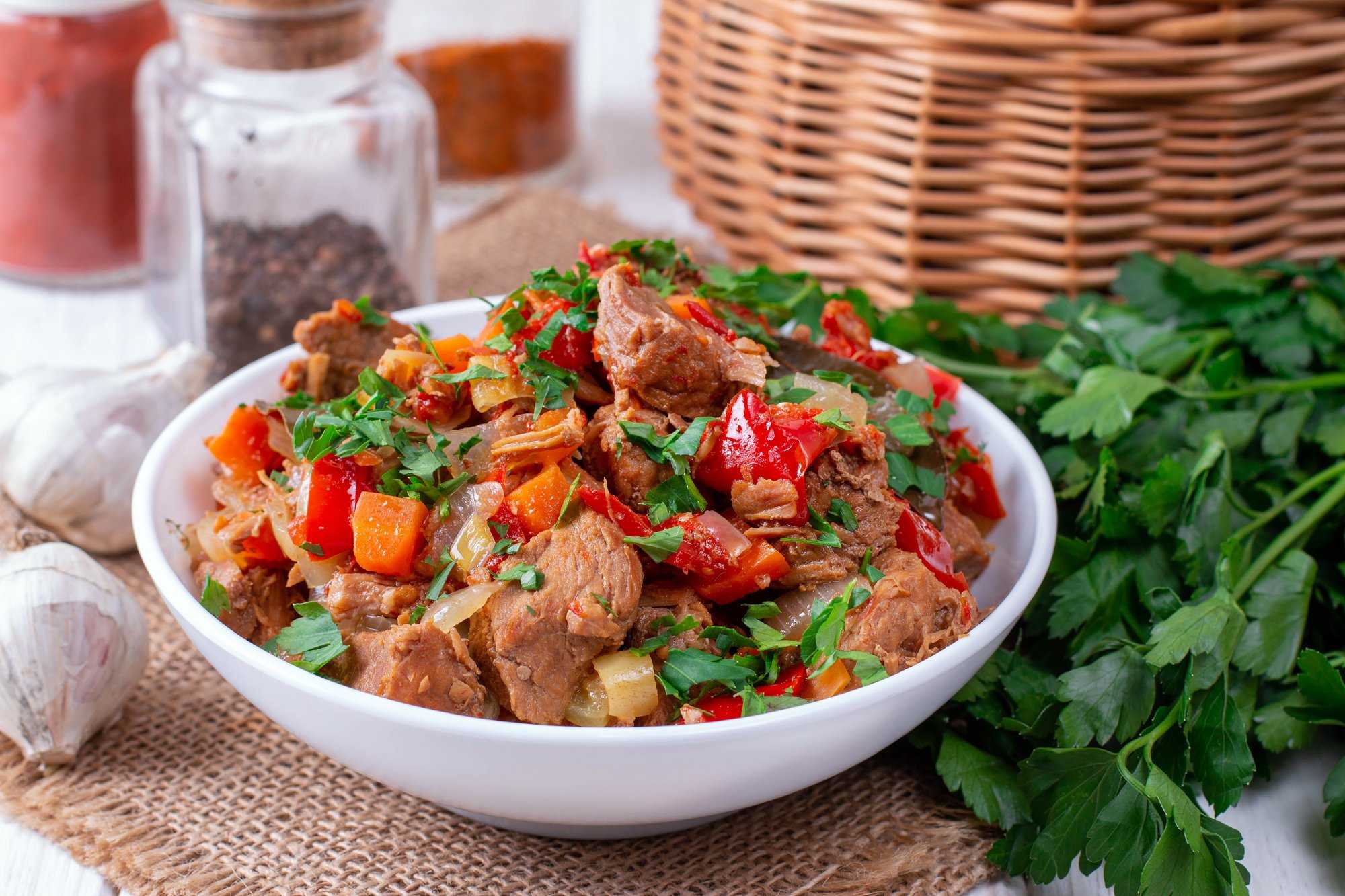 Лучшие рецепты мяса по-французски, запеченного в духовке — свинина под сыром получается удивительно сочной
