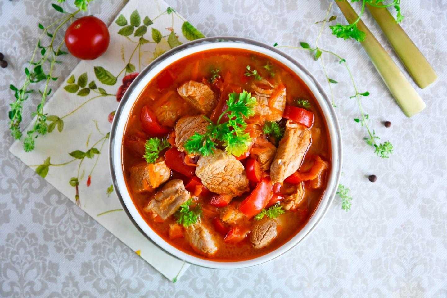 Гуляш из свинины с подливкой в мультиварке: как приготовить?