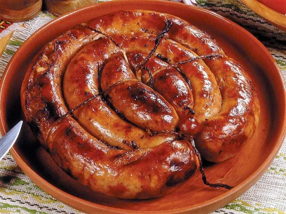 Домашняя вареная колбаса - 7 рецептов из курицы, свинины, говядины
