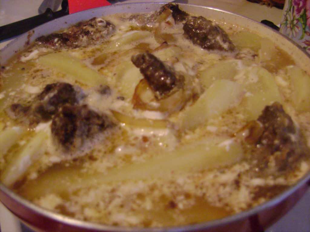 Свиная печень с картошкой в духовке - рецепт с фото