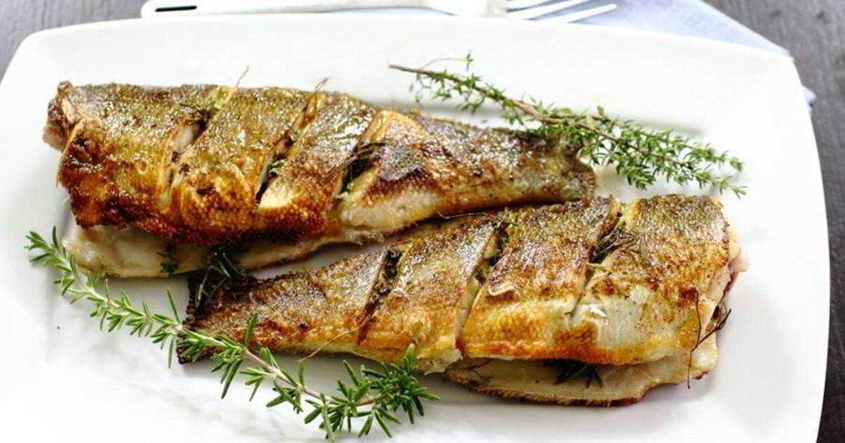 Караси, тушёные в сметане на сковороде
