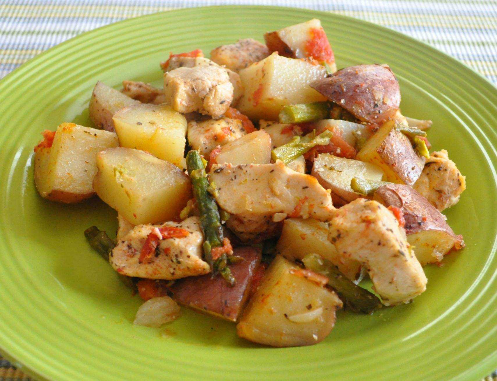 Жаркое из курицы в мультиварке с картошкой и томатами