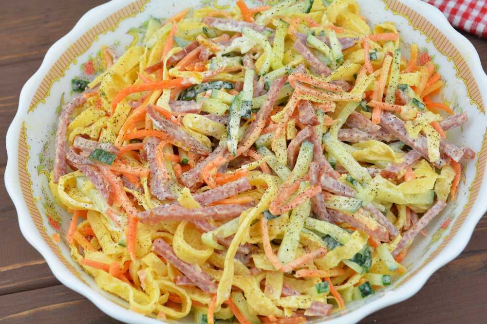 Салат итальянский с блинами и копченой курицей: рецепты