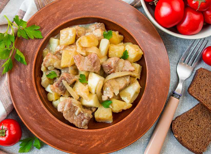 Гуляш из свинины с подливкой. как приготовить, чтобы мясо было мягким и сочным?