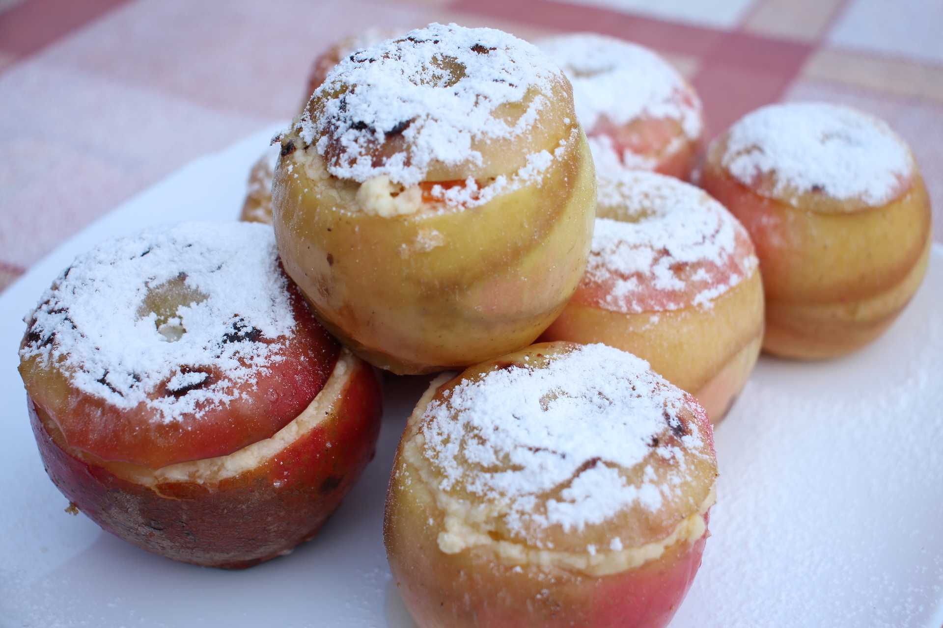 Запеченные яблоки с творогом и медом: как приготовить десерт, простые рецепты в микроволновке, мультиварке, а также духовке | диеты и рецепты