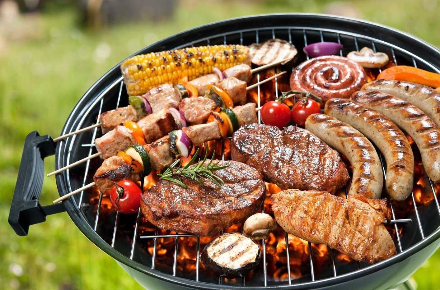 Как приготовить вкусные колбаски на мангале или решетке?