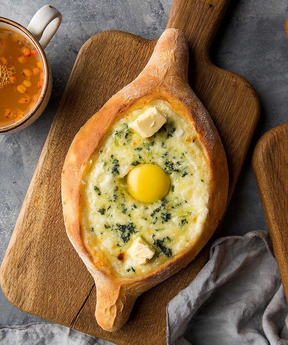 Настоящий хачапури по-аджарски, 3 рецепта вкусных лодочек: классический, с творогом и перепелиными яйцами, диетический, пошаговое выполнение в домашних условиях с фото